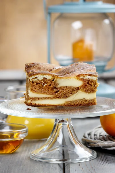 Pedazo de toffee y pastel de vainilla en soporte de pastel de vidrio transparente — Foto de Stock