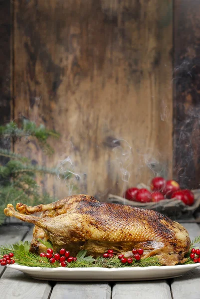 나무 테이블에 구운된 거 위입니다. 인기 있는 크리스마스 요리 — 스톡 사진