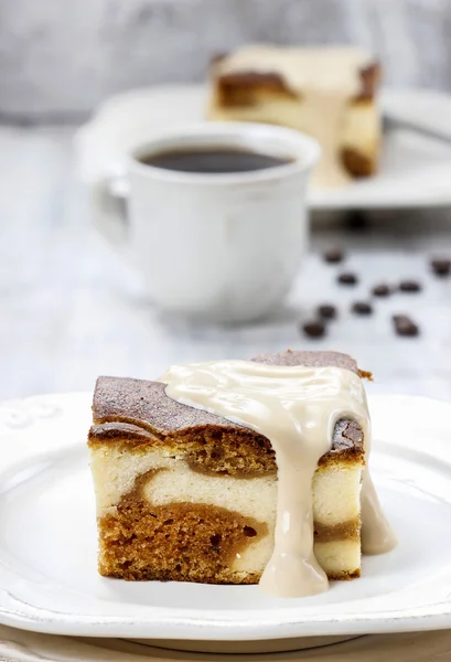 Versare la salsa al caramello sul pezzo di caramella e la torta alla vaniglia — Foto Stock