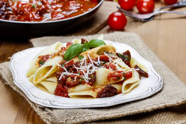Penne con tomates secos. Cocina italiana, deliciosa —  Fotos de Stock