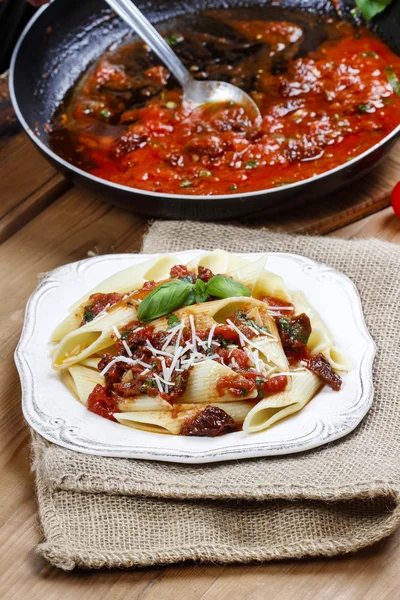 Penne con tomates secos. Cocina italiana, deliciosa —  Fotos de Stock