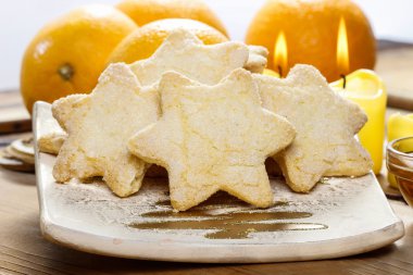 yıldız şeklinde Noel kurabiye. taze portakal ve mumlar