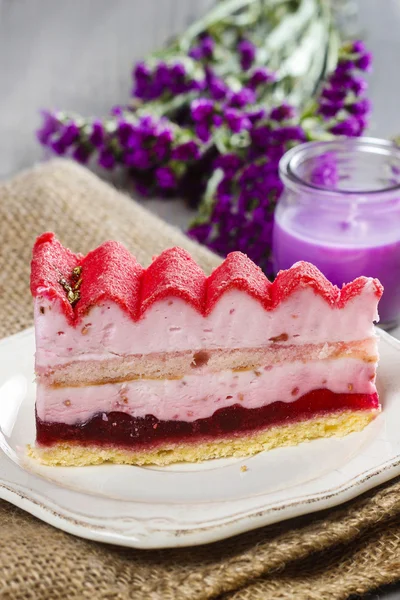 Rosafarbene Schicht Kuchen auf Holztisch. Selektiver Fokus — Stockfoto