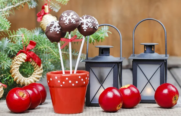 Bolo de chocolate aparece no cenário de Natal — Fotografia de Stock