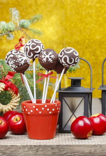 Chokladkaka dyker i jul miljö — Stock fotografie