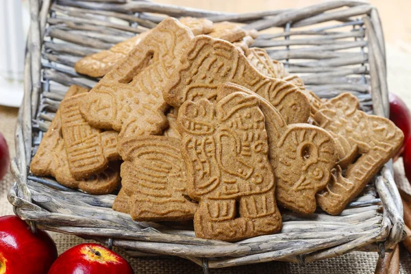 Cesta de vime de biscoitos speculaas — Fotografia de Stock