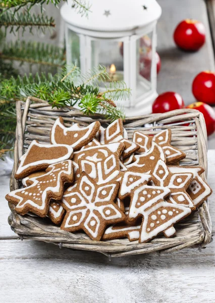 Galletas de Navidad en canasta de mimbre. Enfoque selectivo — Foto de Stock