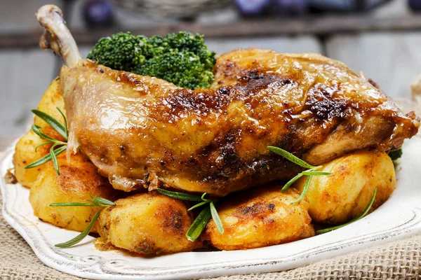 Gebraden kip met groenten op houten tafel — Stockfoto