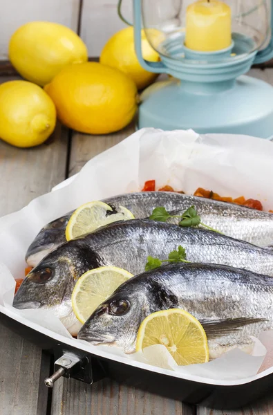 Peces dorados en canasta de mimbre sobre mesa de madera —  Fotos de Stock