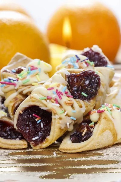 Christmas cookies filled with marmalade, decorated with color — Stock Photo, Image