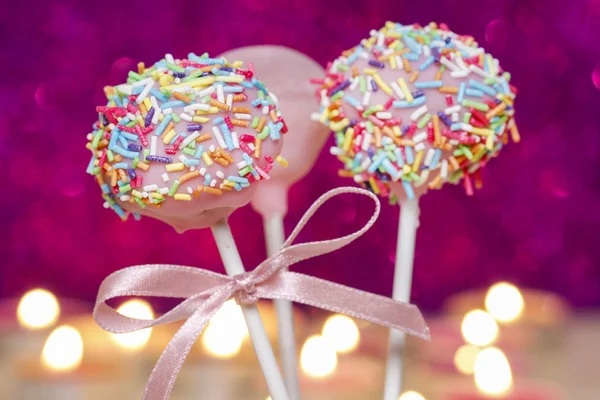 Cake Pops mit bunten Streuseln verziert. Dessert zum Geburtstag — Stockfoto