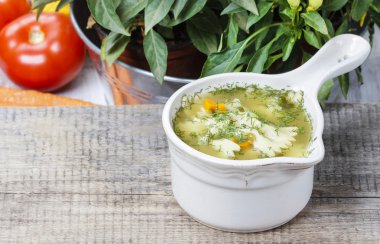 ahşap masa üzerinde Sebzeli tavuk çorbası. kopya alanı