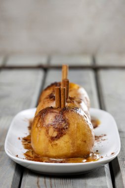 elma jüt peçete üzerine tarçın ile karıştırın. arka tarafta deniz lavanta