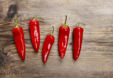 Eski ahşap masada kırmızı kırmızı kırmızı biber