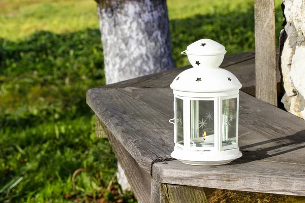 Piękny biały latarnia w ogrodzie. słoneczny dzień, Latem bujny — Zdjęcie stockowe