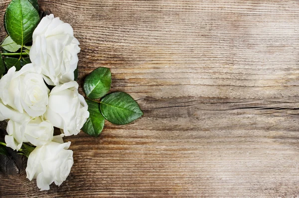 Rosas blancas sobre fondo de madera. Enfoque selectivo, espacio de copia —  Fotos de Stock