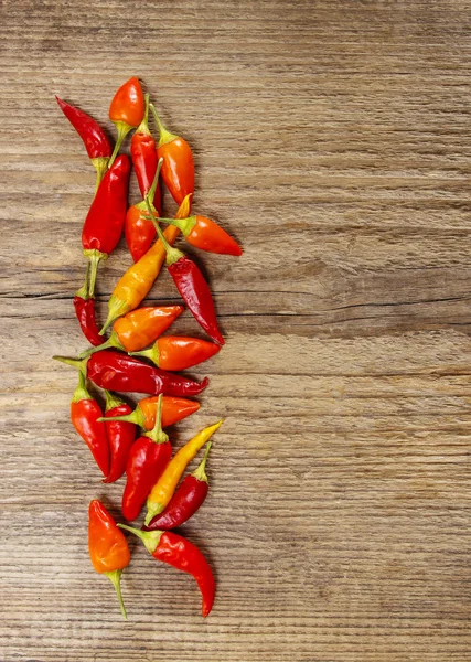 Red hot chili papričky na dřevěné pozadí. Kopírovat prostor — Stock fotografie