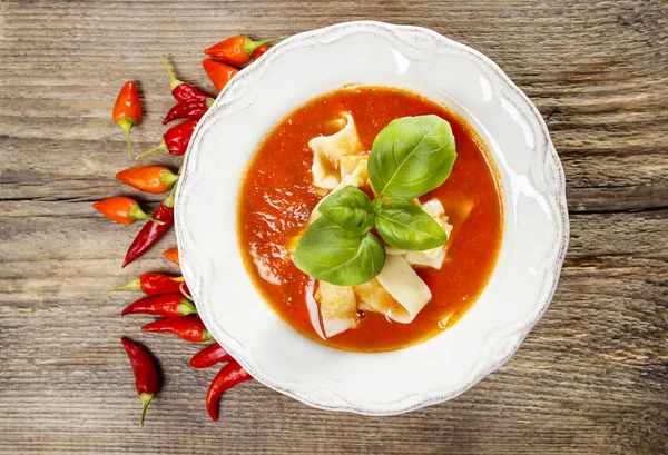 Pohled shora polévky, rajčat a papriky na dřevěný stůl — Stock fotografie