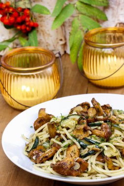 ahşap rustik masa üzerinde mantarlı makarna. sonbaharda ayar