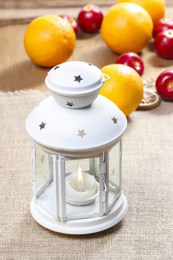 güzel beyaz fener jüt masa örtüsü üzerinde. renkli meyveler