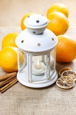 güzel beyaz fener jüt masa örtüsü üzerinde. renkli meyveler