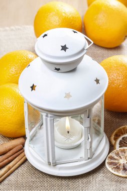 güzel beyaz fener jüt masa örtüsü üzerinde. renkli meyveler