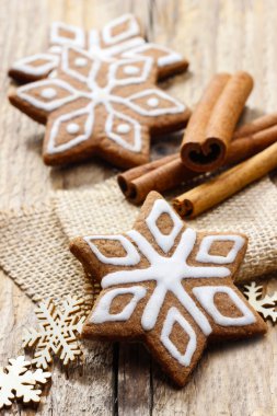 Noel gingerbread çerezleri rustik ahşap sekmesinde yıldız şekli