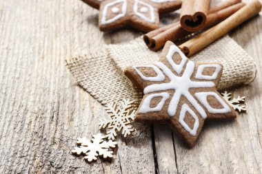 Noel gingerbread çerezleri rustik ahşap sekmesinde yıldız şekli