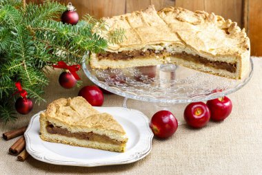 Noel ortamda elmalı turta. ahşap masa, Noel kek