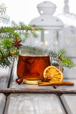bir fincan çay güzel Noel ayarında. köknar dalı ve beyaz