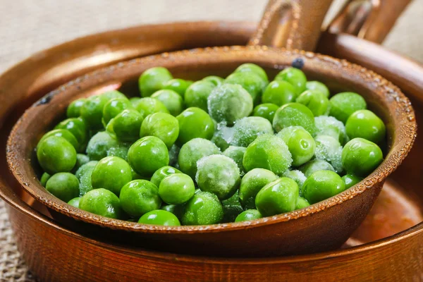 Pois verts dans un bol en fer brun — Photo