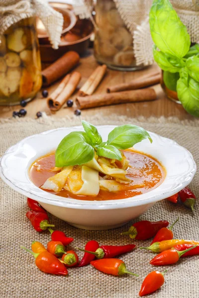 Sopa de tomate e pimenta em prato branco . — Fotografia de Stock