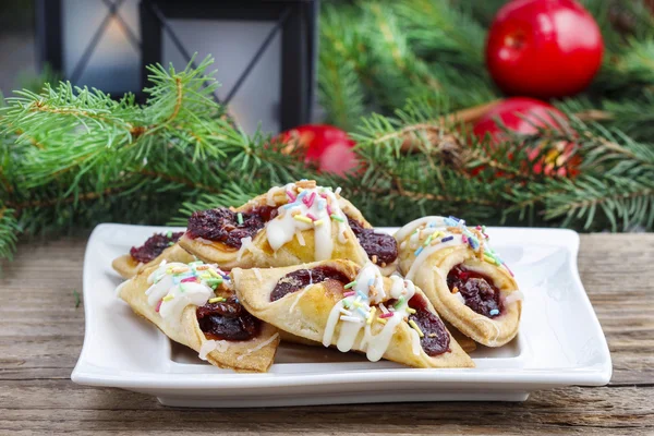 Biscotti di Natale pieni di marmellata, decorati con colorati — Foto Stock