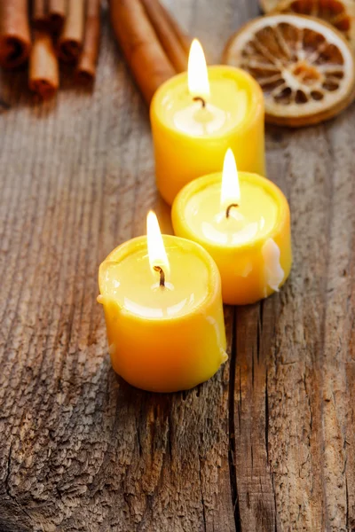 Hermosas velas doradas sobre mesa de madera . — Foto de Stock