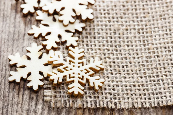 Stelle di legno su sfondo di iuta. Copia spazio per il testo — Foto Stock