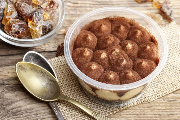 Sobremesa Tiramisu em mesa de madeira. Confeitaria italiana — Fotografia de Stock