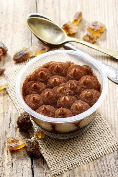 Dessert tiramisù sul tavolo di legno. Prodotti dolciari italiani — Foto Stock