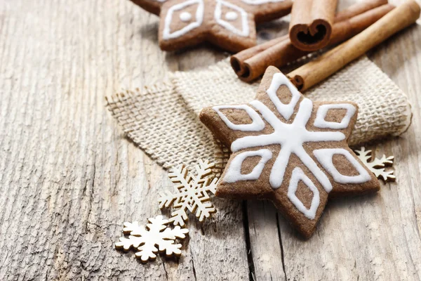 Vánoční perník cookies v tvar hvězdy na rustikální dřevěné kartu — Stock fotografie