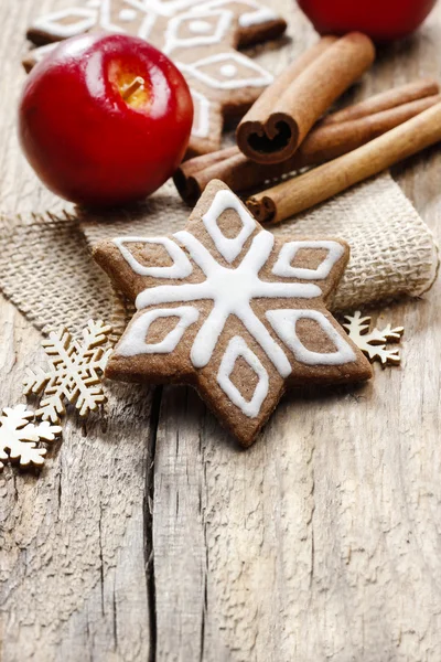 Vánoční perník cookies v tvar hvězdy na rustikální dřevěné kartu — Stock fotografie