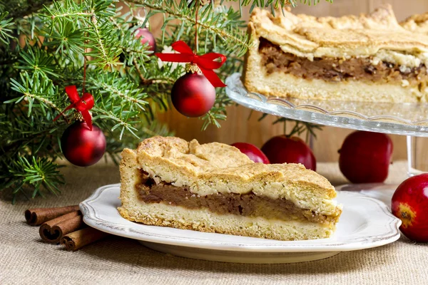 Apple pie in christmas setting. Cake on wooden table, christmas — Stock Photo, Image