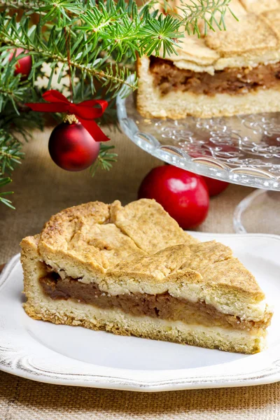 Apple pie in christmas setting. Cake on wooden table, christmas — Stock Photo, Image