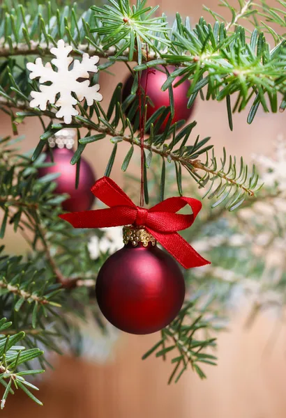 Bolas rojas de Navidad en rama de abeto . — Foto de Stock