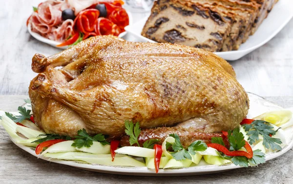 Pato al horno sobre mesa de madera. Plato de Navidad popular — Foto de Stock