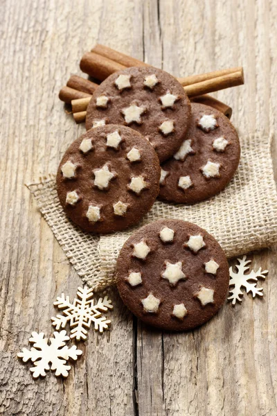 Runde Schokoladenkekse mit Glassternen verziert — Stockfoto