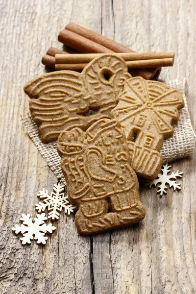 Biscuits Speculaas sur table rustique en bois — Photo