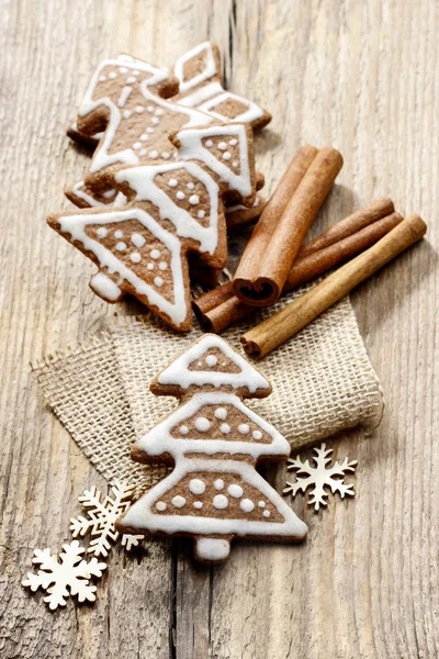 Vánoční cukroví perníčky ve tvaru vánoční stromeček na rustikální — Stock fotografie