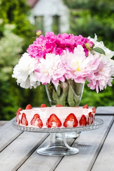 Φράουλα τούρτα στο ρουστίκ ξύλινα τραπέζι στον κήπο το καλοκαίρι καταπράσινο — Φωτογραφία Αρχείου