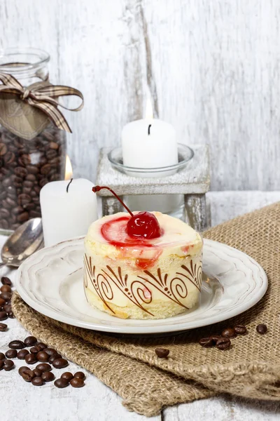 Round vanilla torte with cherry — Stock Photo, Image