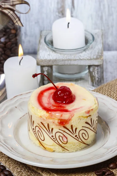 Torta redonda de vainilla con cereza — Foto de Stock