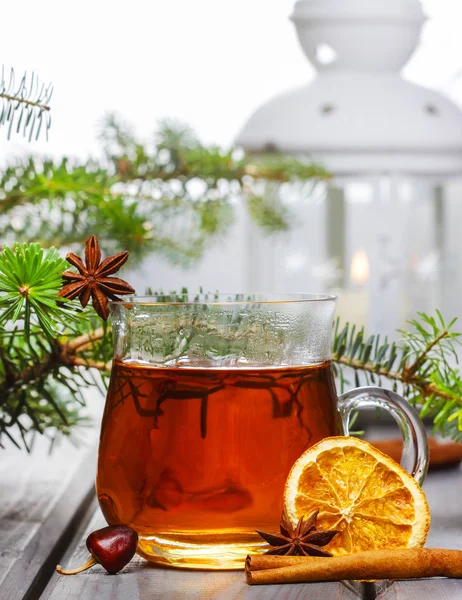 Tasse Tee in wunderschöner Weihnachtsstimmung. Tannenzweig und Weiß — Stockfoto